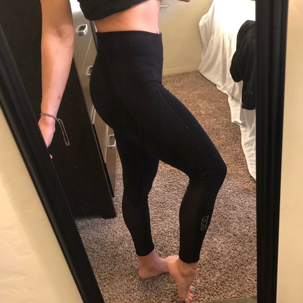 Lorna Jane mesh detailed leggings.
